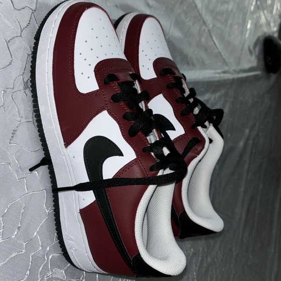Brand New no box Nike boys burgundy white and black dunks size 7. - Picture 4 of 4